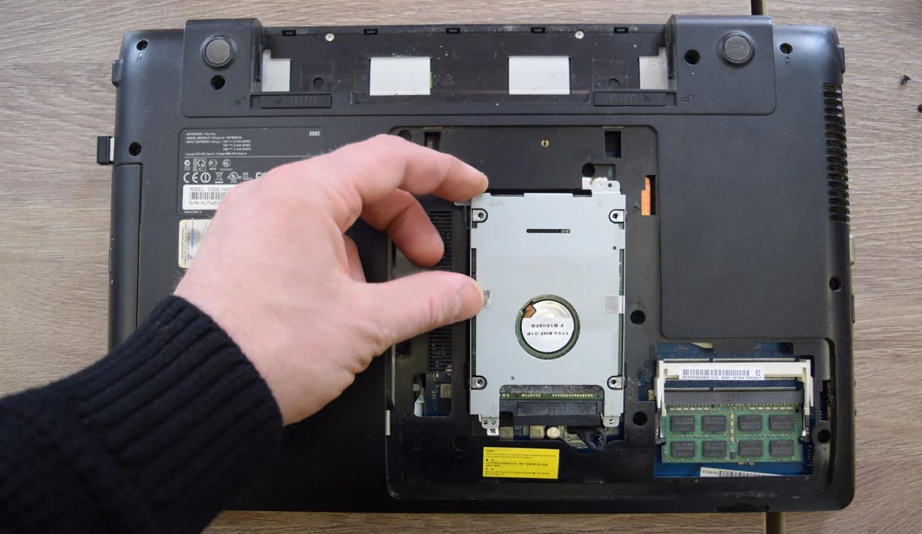 Замена жесткого диска на SSD в ноутбуке Samsung NP-300